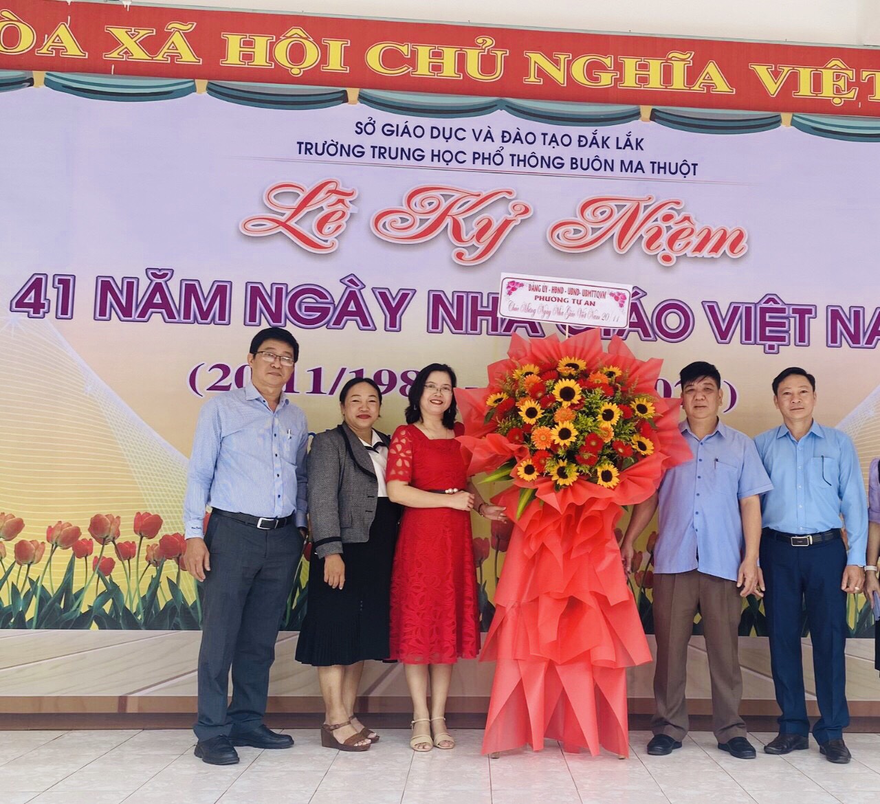 Đảng ủy – HĐND – UBND- UBMTTQ phường thăm, chúc mừng và tặng hoa các trường học nhân ngày Nhà giáo Việt Nam 20/11