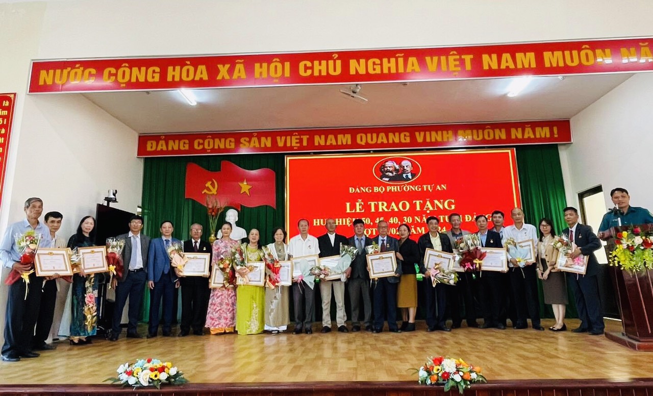Đảng bộ phường Tự An trao tặng huy hiệu Đảng đợt 3/2