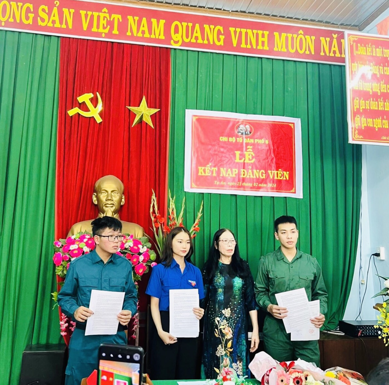 Chi bộ 6 tổ chức lễ kết nạp đảng cho thanh niên ưu tú chuẩn bị lên đường nhập ngũ năm 2024