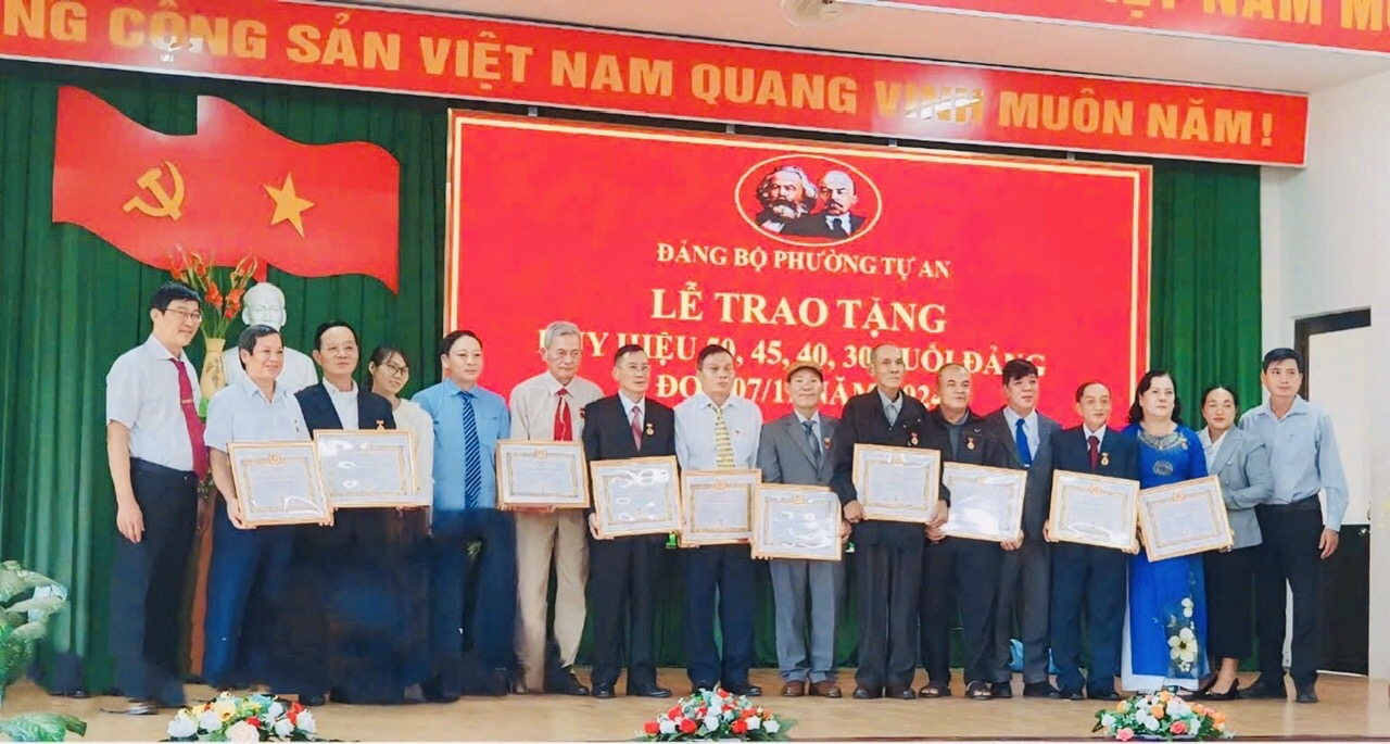 Đảng bộ phường Tự An tổ chức lễ trao huy hiệu Đảng đợt 07/ 11 năm 2024