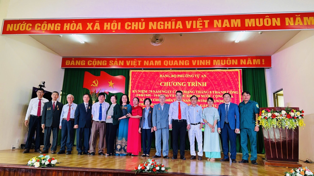 Chương trình kỷ niệm 79 năm ngày Cách mạng tháng Tám thành công và Quốc khánh nước Cộng hòa XHCN Việt Nam, Lễ trao huy hiệu Đảng đợt 02/9 và gặp gỡ các đồng chí Đảng viên 50 năm tuổi Đảng trở lên năm 2024