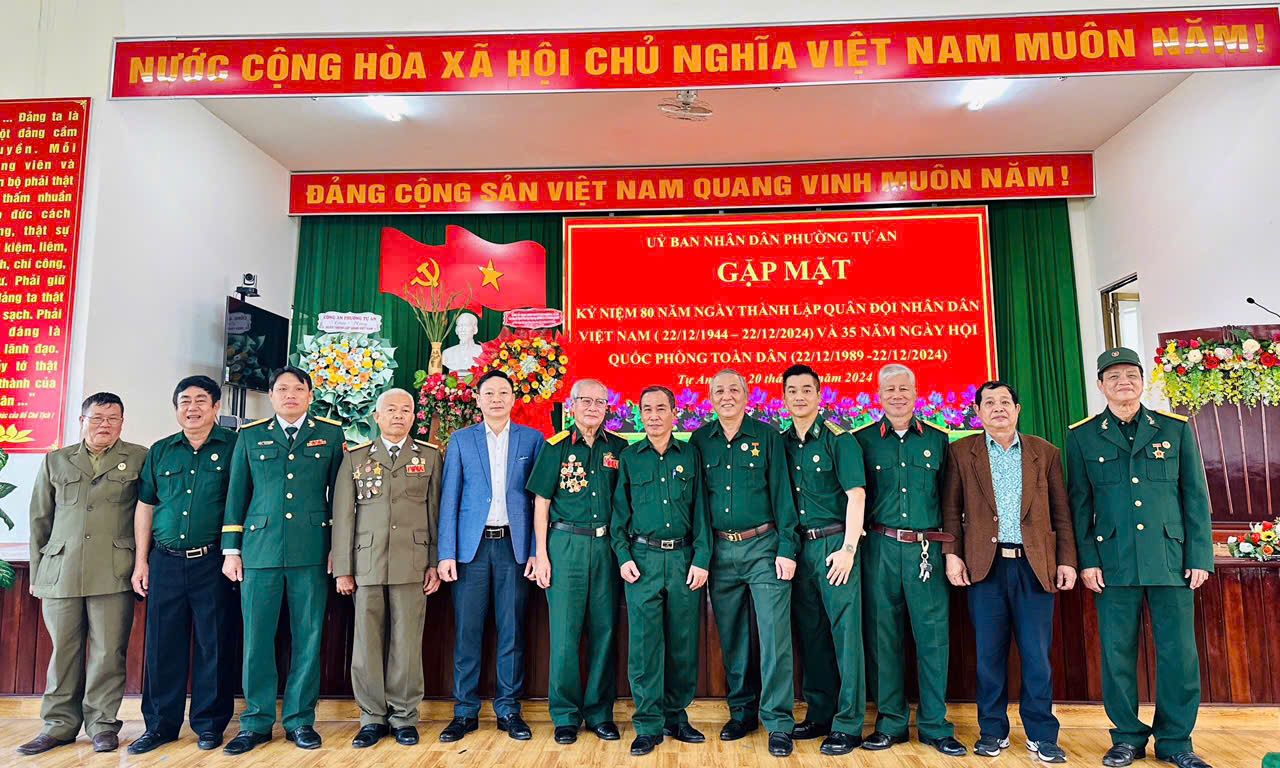 PHƯỜNG TỰ AN TỔ CHỨC GẶP MẶT NHÂN DỊP KỶ NIỆM 80 NĂM NGÀY THÀNH LẬP QUÂN ĐỘI NHÂN DÂN VIỆT NAM (22/12/1944 - 22/12/2024) VÀ 35 NĂM NGÀY HỘI QUỐC PHÒNG TOÀN DÂN (22/12/1989 - 22/12/2024)