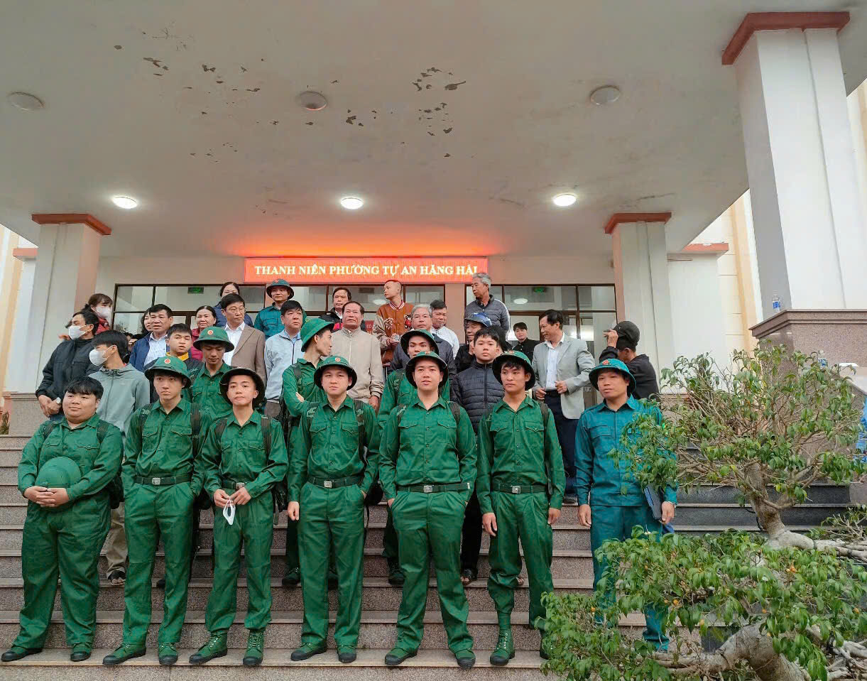 Thanh niên phường Tự An hăng hái lên đường nhập ngũ bảo vệ Tổ quốc năm 2025