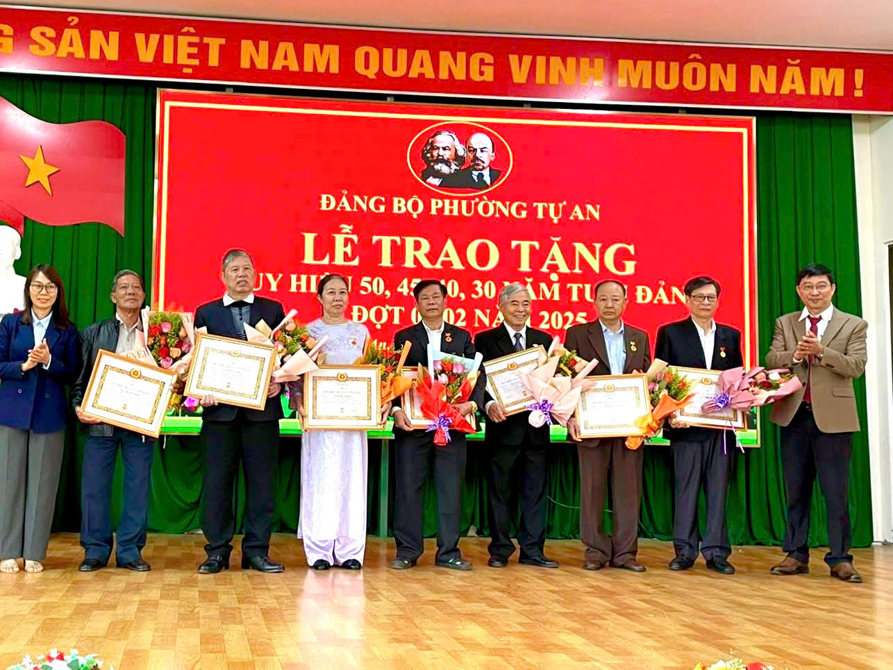 ĐẢNG BỘ PHƯỜNG TỰ AN TỔ CHỨC LỄ TRAO TẶNG HUY HIỆU ĐẢNG ĐỢT 03/2/2025