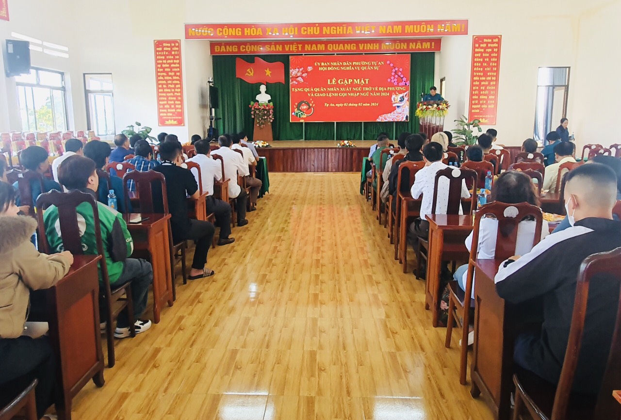 Lễ gặp mặt tặng quà quân nhân xuất ngũ trở về địa phương và giao lệnh gọi nhập ngũ năm 2024