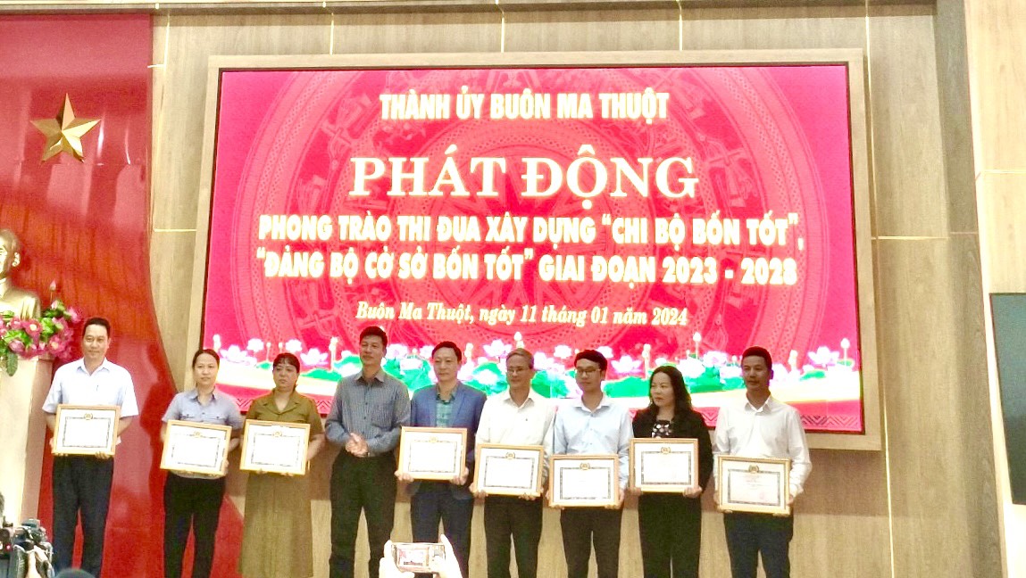 Đảng ủy phường Tự An được Thành ủy tặng giấy khen hoàn thành xuất sắc nhiệm vụ công tác xây dựng Đảng năm 2023